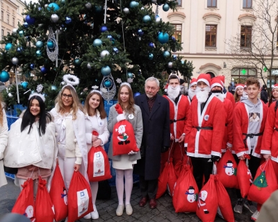143 Mikołajów z naszej szkoły specjalnym tramwajem zawiozło prezenty chorym dzieciom